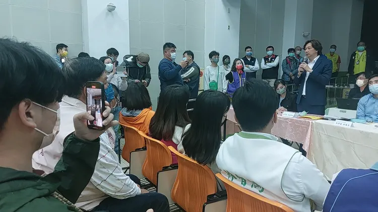 三地公司副董事長李宗熹發言時，頻頻遭民眾打斷。凃建豐攝