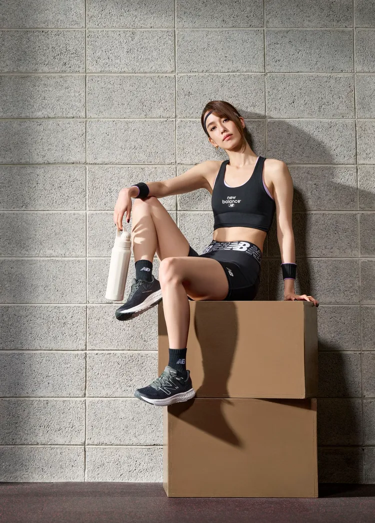 新款Fresh Foam X More v4跑鞋，從外型即可見較為厚高的鞋底，其鞋底設計的弧度更採用4mm足高差設計，讓陳庭妮感受到厚彈的緩震腳感。品牌提供