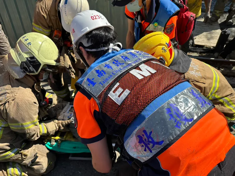 警消約花20分鐘救出受困傷者。讀者提供