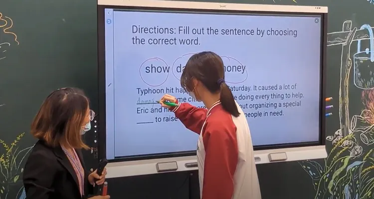 學生將答案寫在smart board上，同學給予即時回饋。新竹市府提供