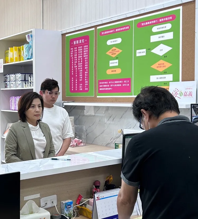 嘉市議員黃露慧前往登記，直言嘉市面對黨籍立委不適任的問題。黃露慧提供