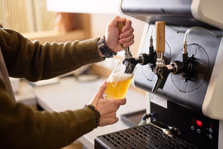 店內使用四口精釀生啤機，提供四款KIRIN精釀啤酒。業者提供