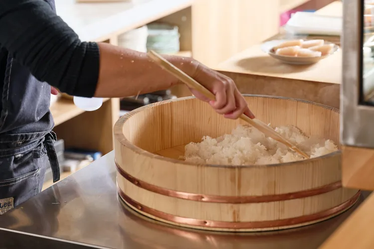 閤豐割烹握壽司嚴選日本北海道小農契作的特A等級「夢美人米」與台灣西螺「芋香米」依比例混搭出Q彈、粒粒分明的獨特口感。業者提供