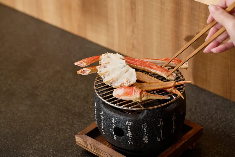 「饗」套餐內的強肴，為店內隱藏版料理之一，選用日本茨城縣松葉蟹腳，不加入任何調味料進行烹烤，直接吃出松葉蟹紮實肉質及甘甜口感，只有在饗套餐才吃得到。業者提供