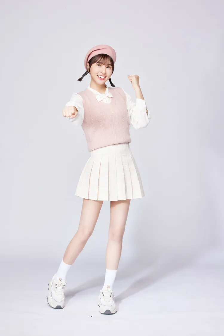 峮峮近來話題不少。《魔靈召喚：克羅尼柯戰記》提供