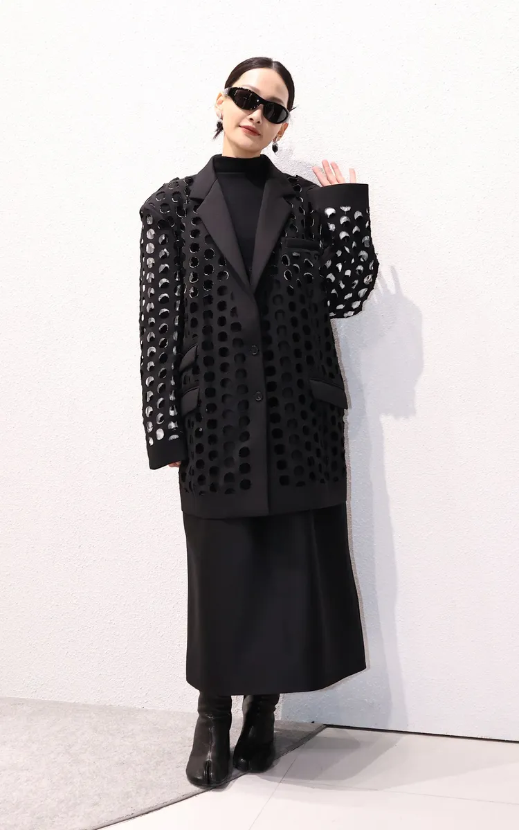 林映唯身著Maison Margiela服飾搭配聯名墨鏡打造酷黑風格。莊宗達攝
