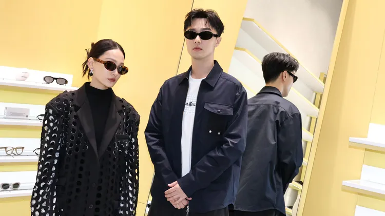 林映唯（左）演繹MM005玳瑁款。莊宗達攝