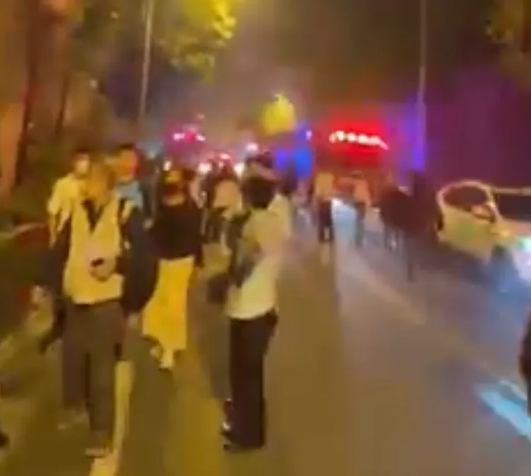 老爺酒店住客往外竄逃，大批消防車與救護車趕抵救援。翻攝自爆料公社