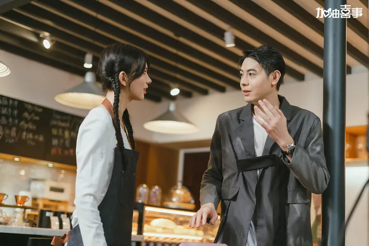 鄭芯恩初登場就淋了Teddy一身濕。TVBS提供