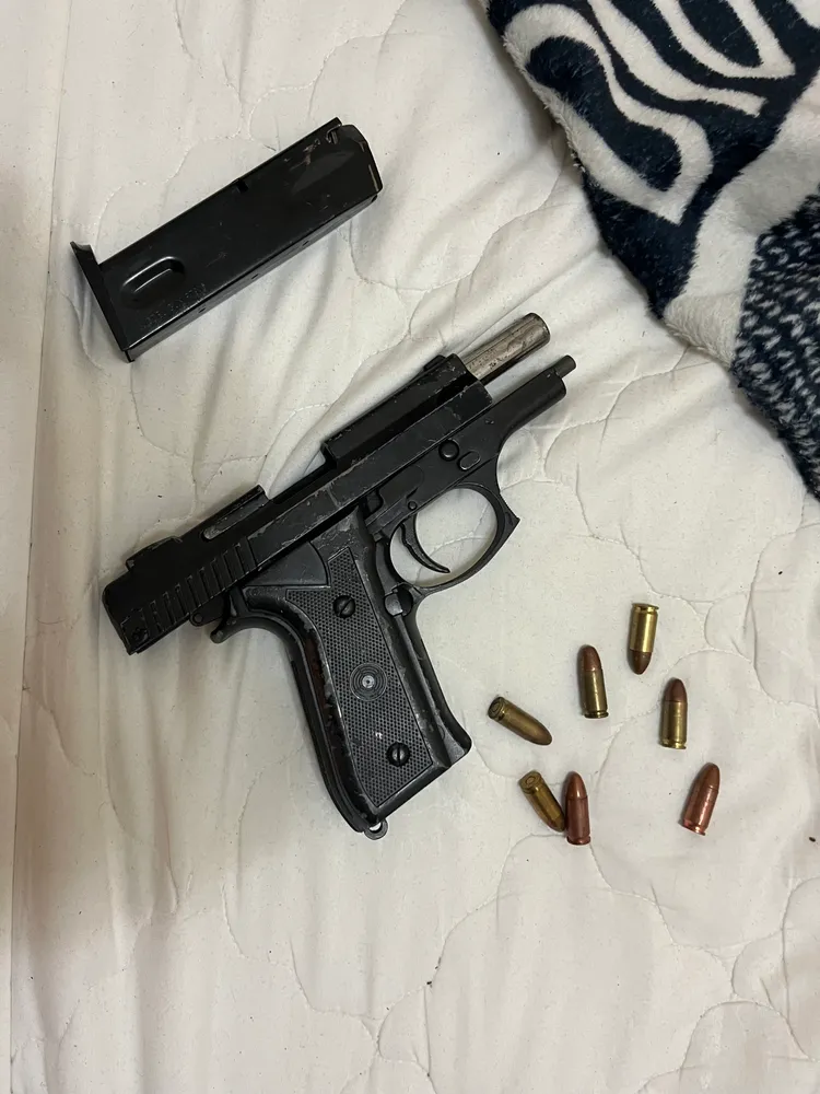 警方查獲改造手槍。翻攝畫面