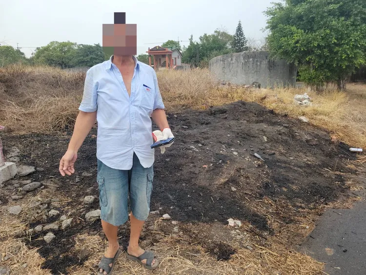 警方昨獲報到佳冬鄉公墓，發現有掃墓者放火燒野草，依放火罪送辦。讀者提供