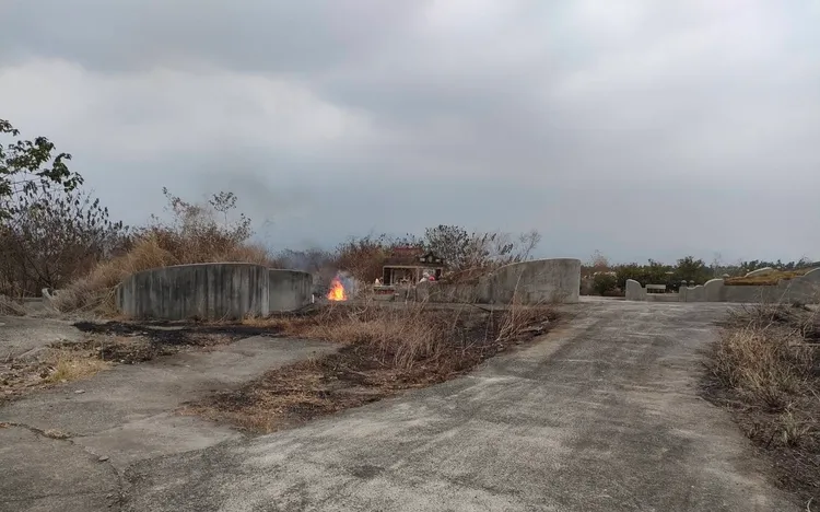 警方昨獲報到佳冬鄉公墓，發現有掃墓者放火燒野草，依放火罪送辦。讀者提供