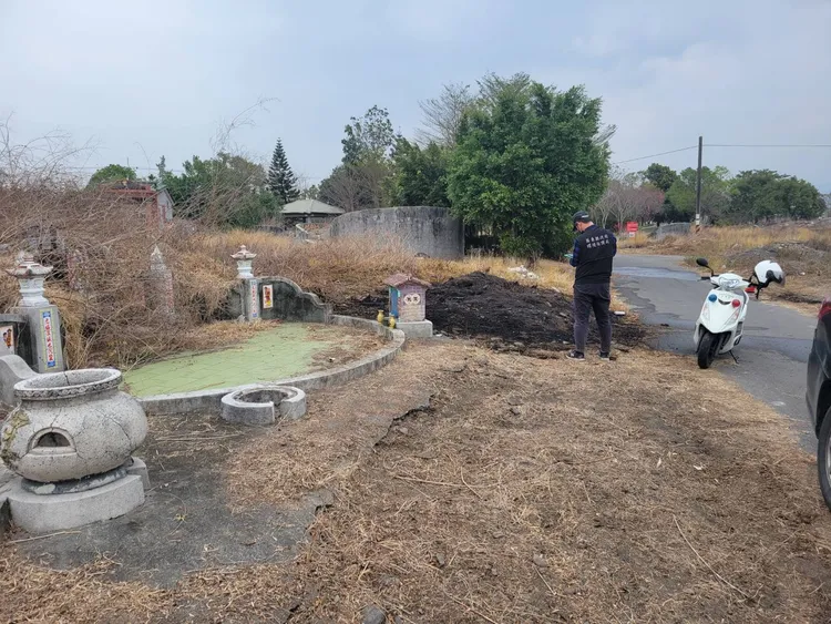 警方到公墓區巡查，宣導不可放火燒野草、雜物。讀者提供