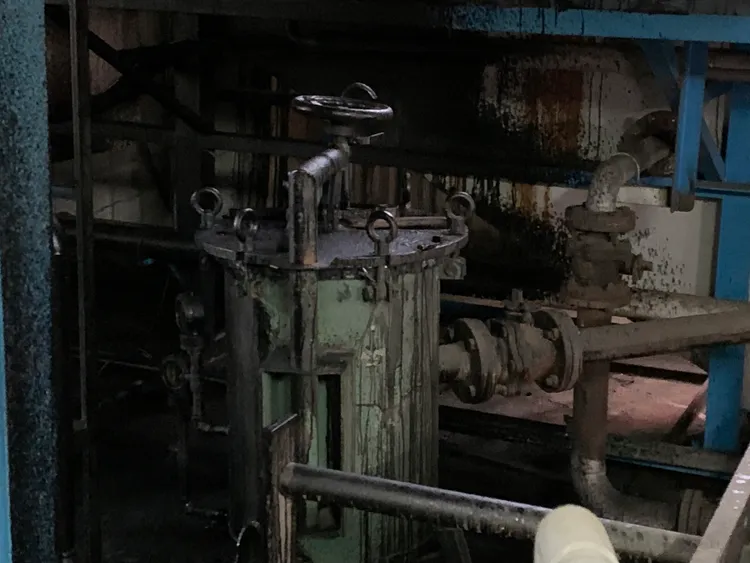 新北環保局查獲工廠貯存設施洩漏漆料入河染色。環保局提供