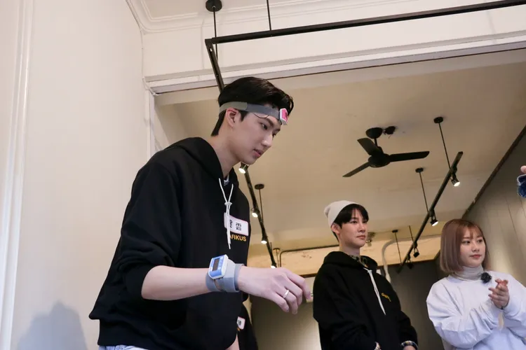 金雲（左）搖頭搖到頭暈。衛視中文台提供