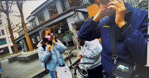 女大生誤將隔壁車「鎖在一起」　警一招尋車主發現2人是同學