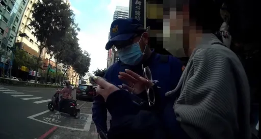 秀氣馬尾妹街頭苦等「皓晨」 警方一語讓她愛情灰飛煙滅