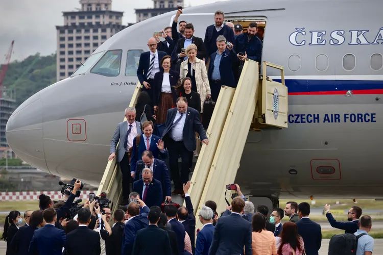 艾達莫娃所率訪團規模達逾150人。林林攝