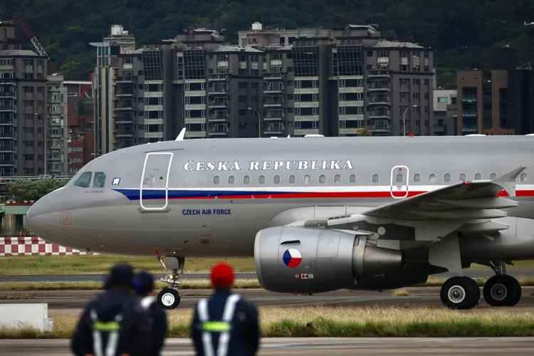 艾達莫娃所率訪團搭乘行政專機，飛抵台北松山機場。林林攝