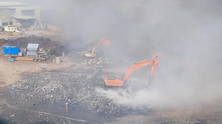 現場濃煙密布。桃園市環保局提供