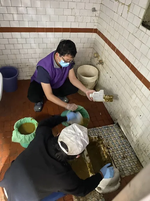 生日这天为失智独老刮清粪厕 暖心的他被戏称「最有味道的男人」