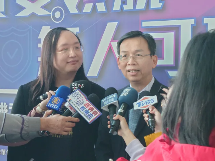 民航局長林國顯(右)說，無人機將會是源頭管理，跟目前的汽車檢驗一樣。翻攝畫面