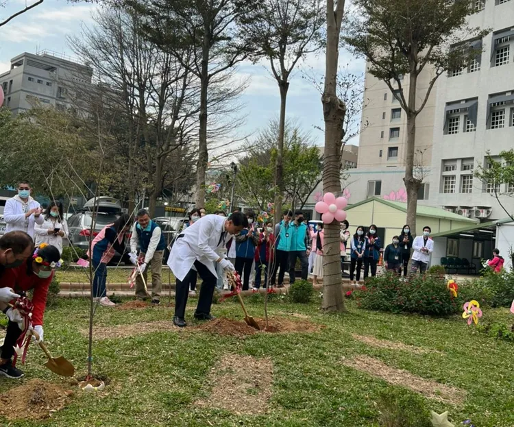 桃園療養院植樹活動。桃療提供