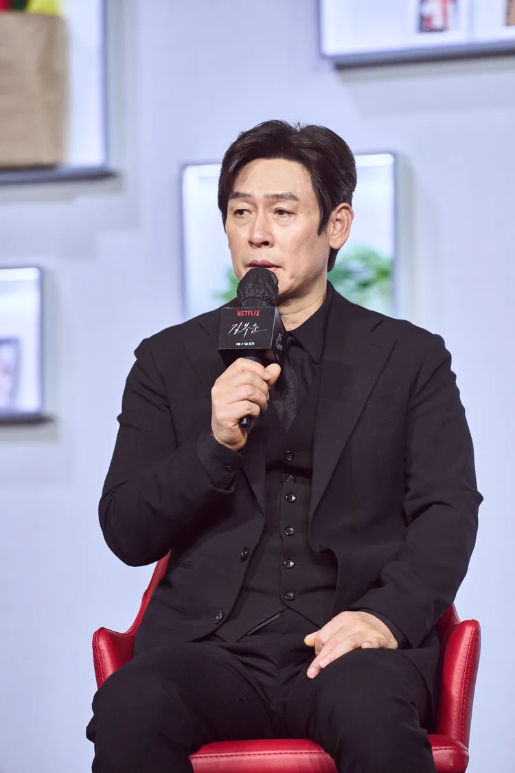 薛景求在《格殺福順》中保護全度妍。Netflix