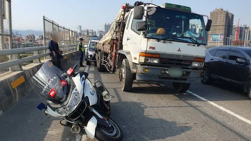 拋錨大貨車突然倒退嚕 撞壞2警車!女警見狀驚叫閃躲