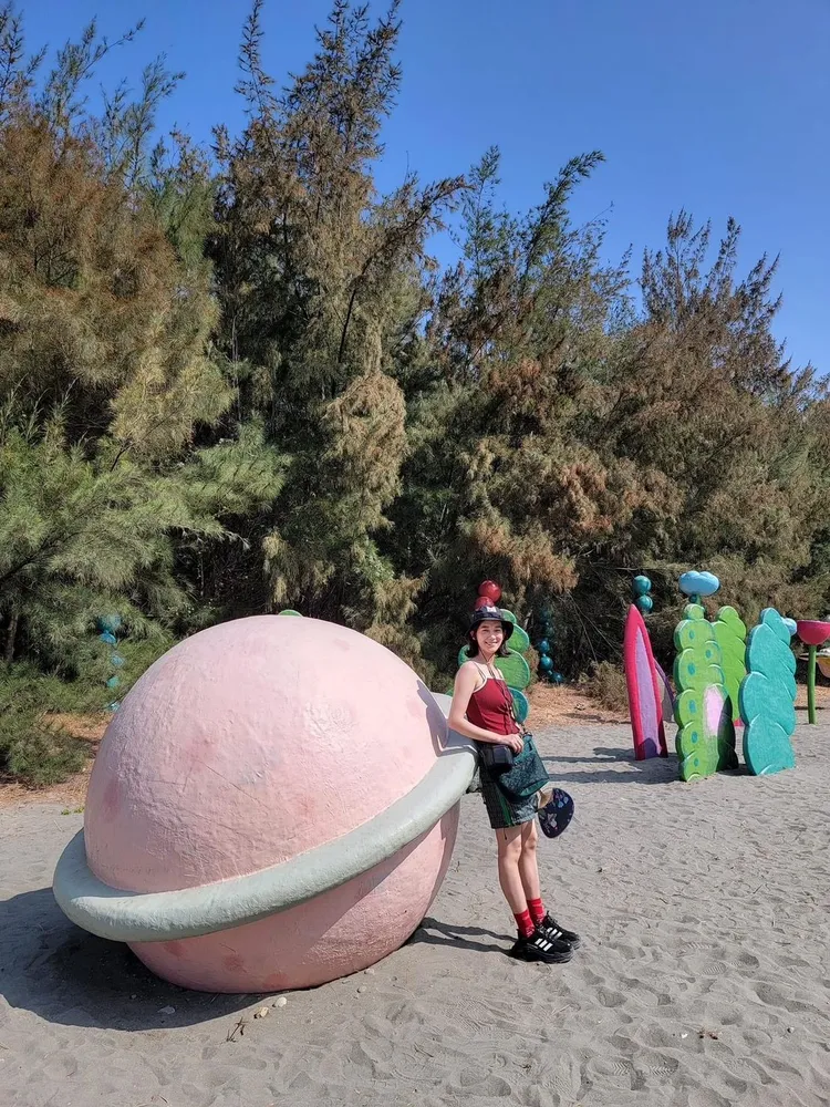 孟耿如與藝術作品合影。都市藝術工作室提供