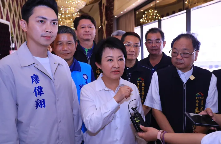 盧秀燕說，民眾質疑馬路上的紅綠燈是不是也有「類紅燈」、「類綠燈」？市府提供