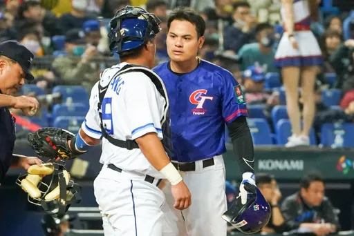 中華隊主砲張育成火大了！在親大哥面前怒摔頭盔　竟然是因為這件事