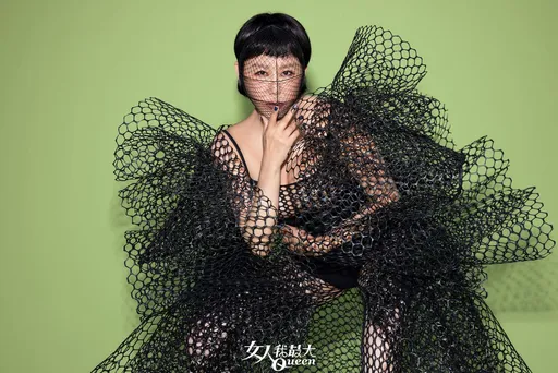 藍心湄拍照被服裝嚴重刮傷濺血!設計師下場曝光了