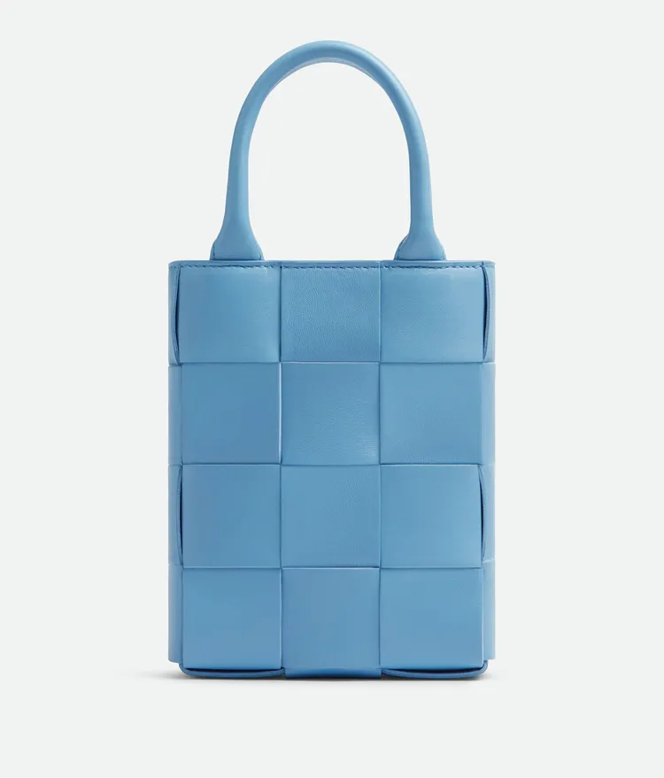 Mini Cassette風襲藍色直式托特包，7萬9400元。品牌提供