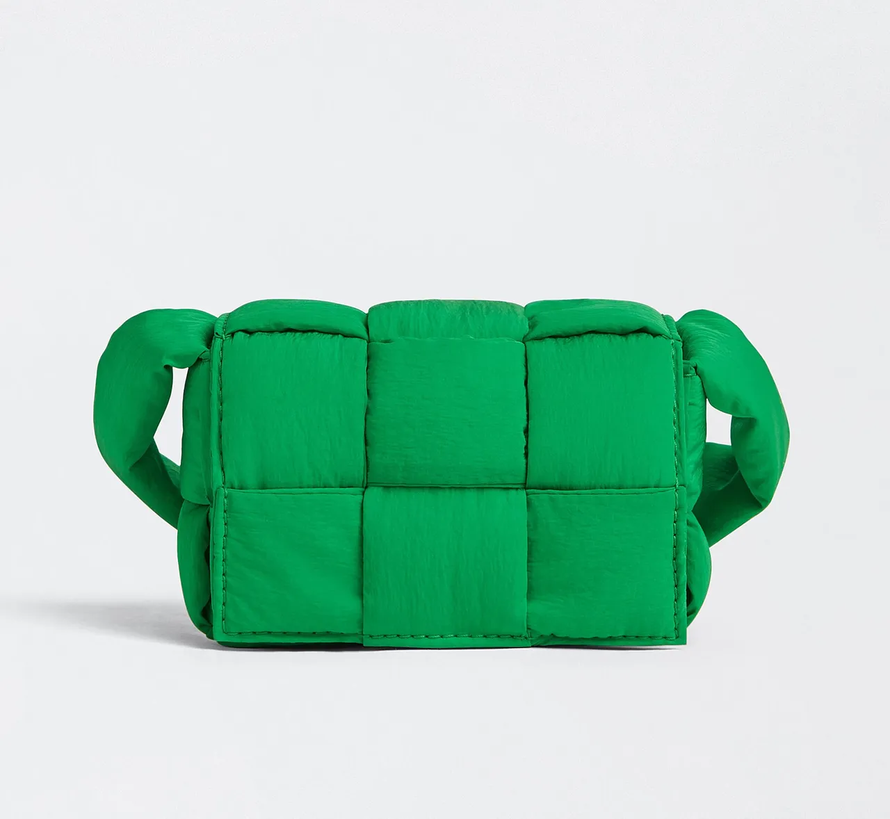 Candy Padded Tech Cassette鸚鵡綠色尼龍肩背包,3萬4000元。品牌提供