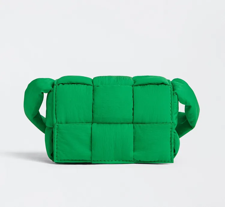 Candy Padded Tech Cassette鸚鵡綠色尼龍肩背包，3萬4000元。品牌提供