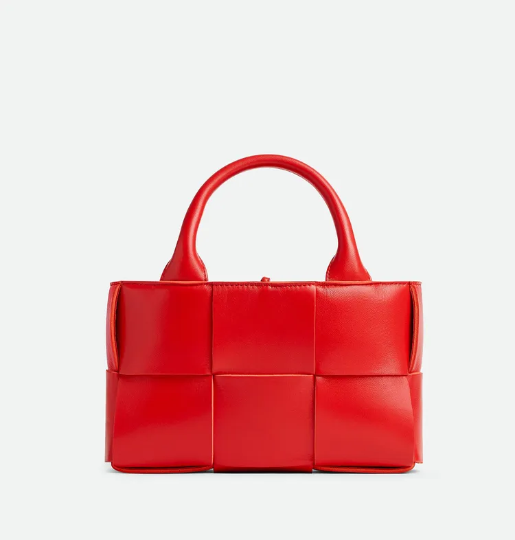 Candy Arco紅石色托特包，7萬4900元。品牌提供