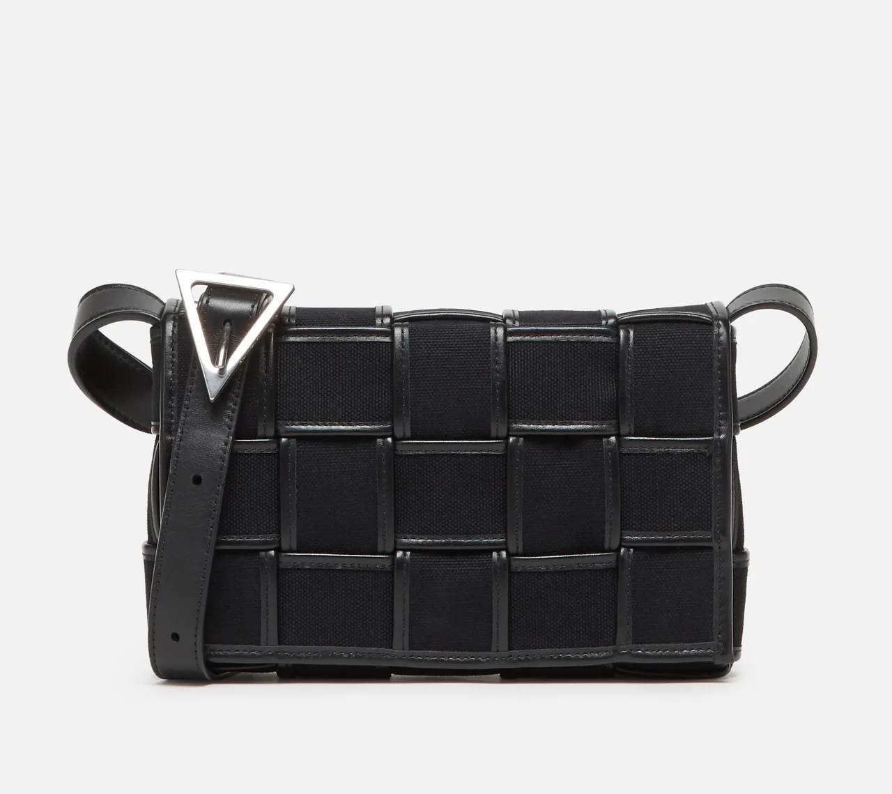 Cassette帆布牛皮肩背包,6萬9900元。品牌提供