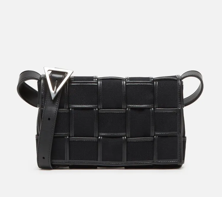 Cassette帆布牛皮肩背包，6萬9900元。品牌提供