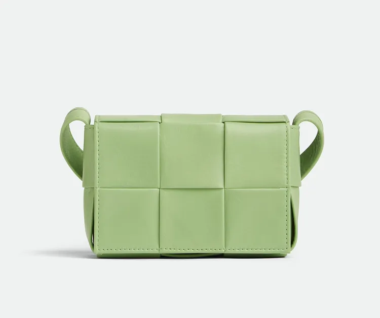 Candy Cassette開心果綠色肩背包，3萬9900元。品牌提供