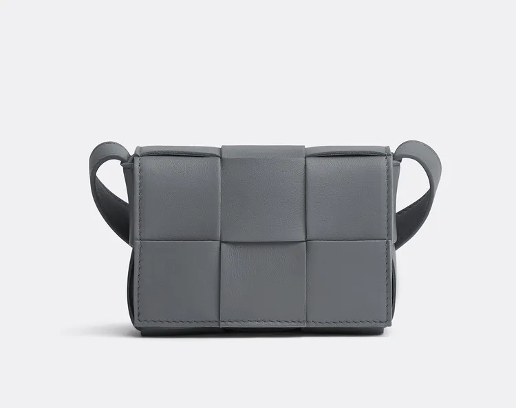 Candy Cassette雷霆灰色肩背包，3萬9900元。品牌提供