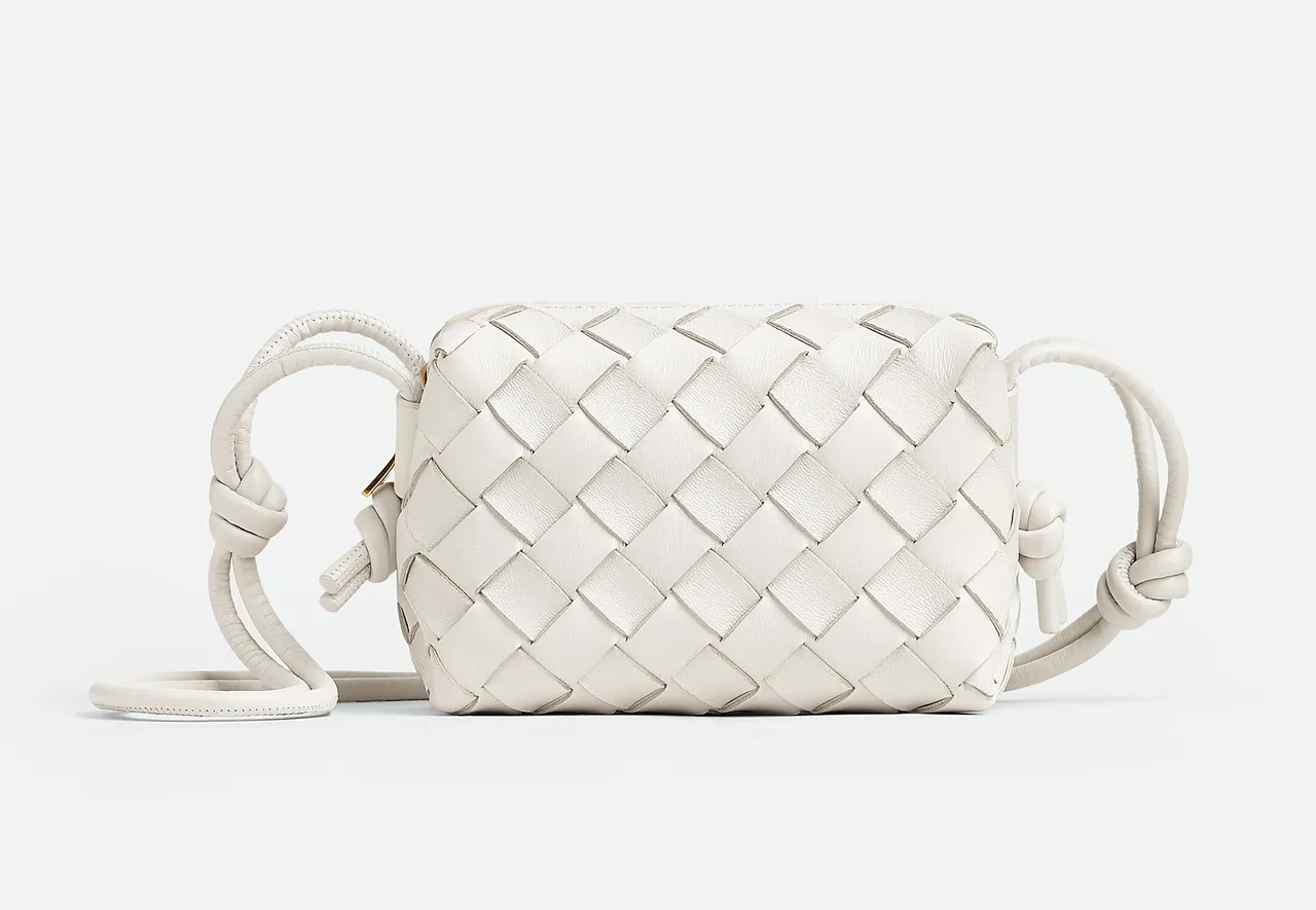 Candy Loop粉筆白色編織肩背包,4萬3500元。品牌提供