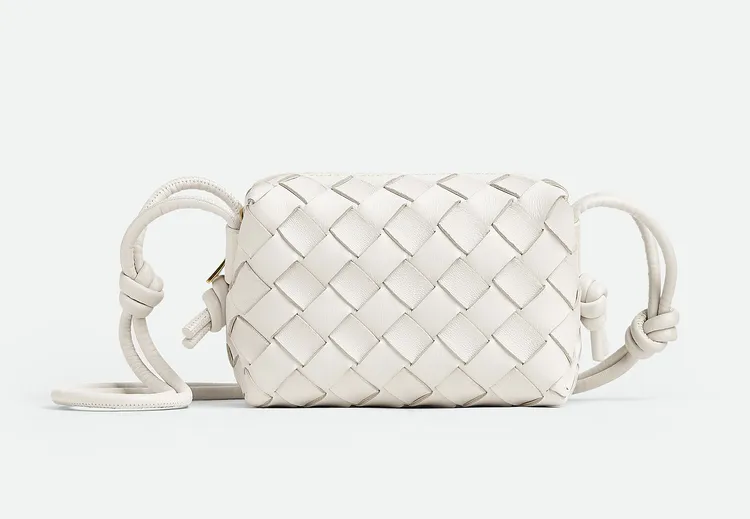 Candy Loop粉筆白色編織肩背包，4萬3500元。品牌提供
