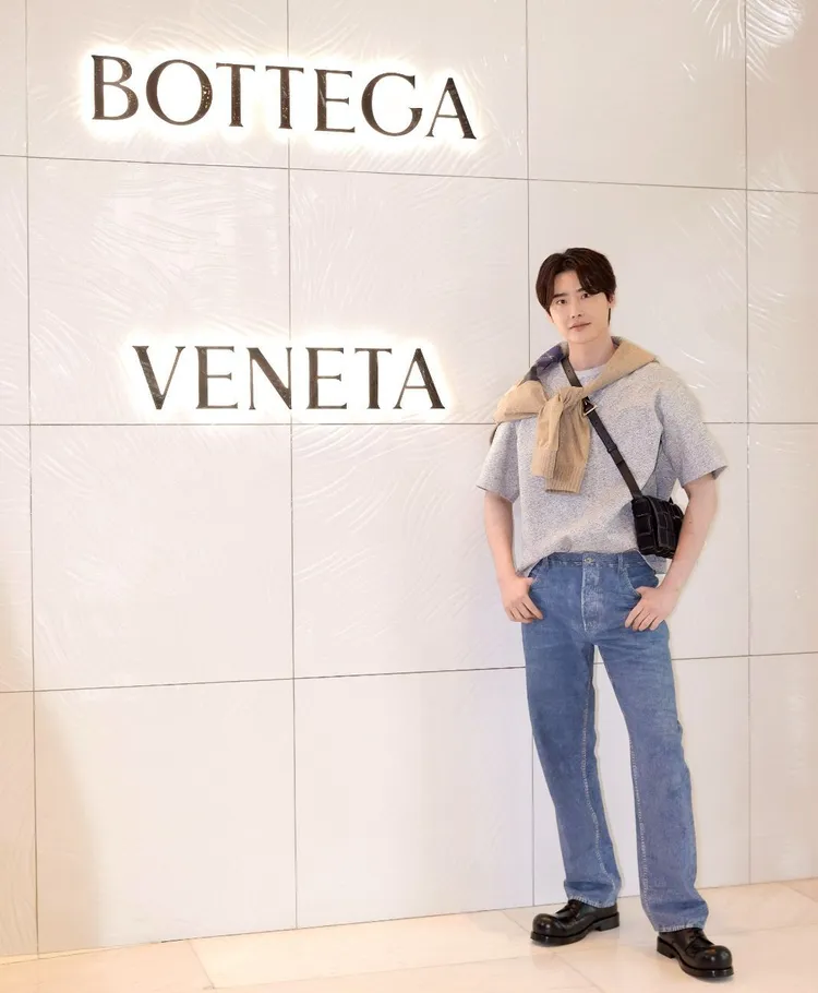 李鍾碩在3月初出席義大利精品BOTTEGA VENETA首爾快閃店開幕時，穿著灰T恤、皮革牛仔褲並披件沙色毛衣，斜背了品牌爆款Cassette小包，一身造型爽朗輕鬆。品牌提供