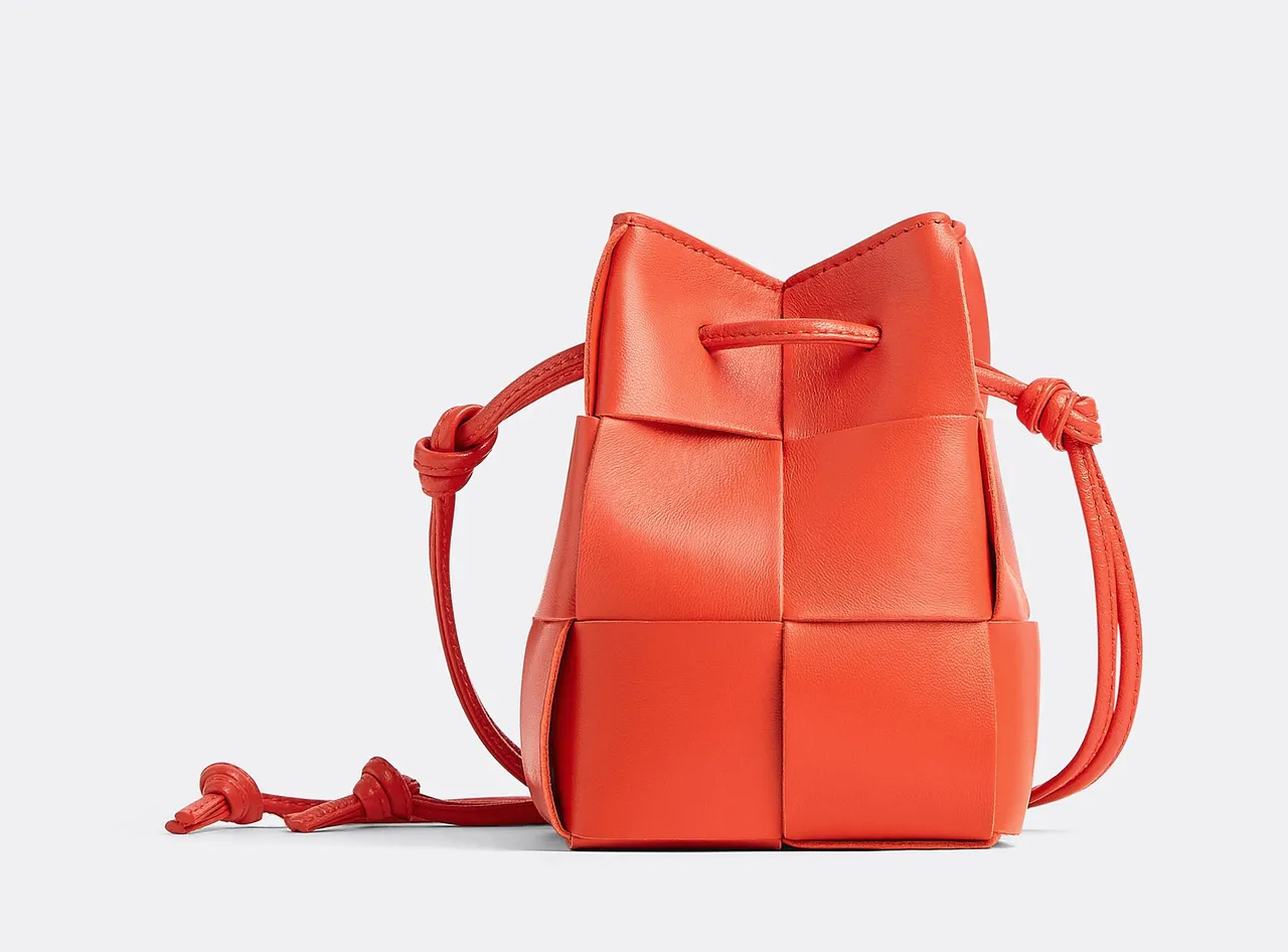 Cassette豔陽橘色迷你水桶包,3萬9500元。品牌提供