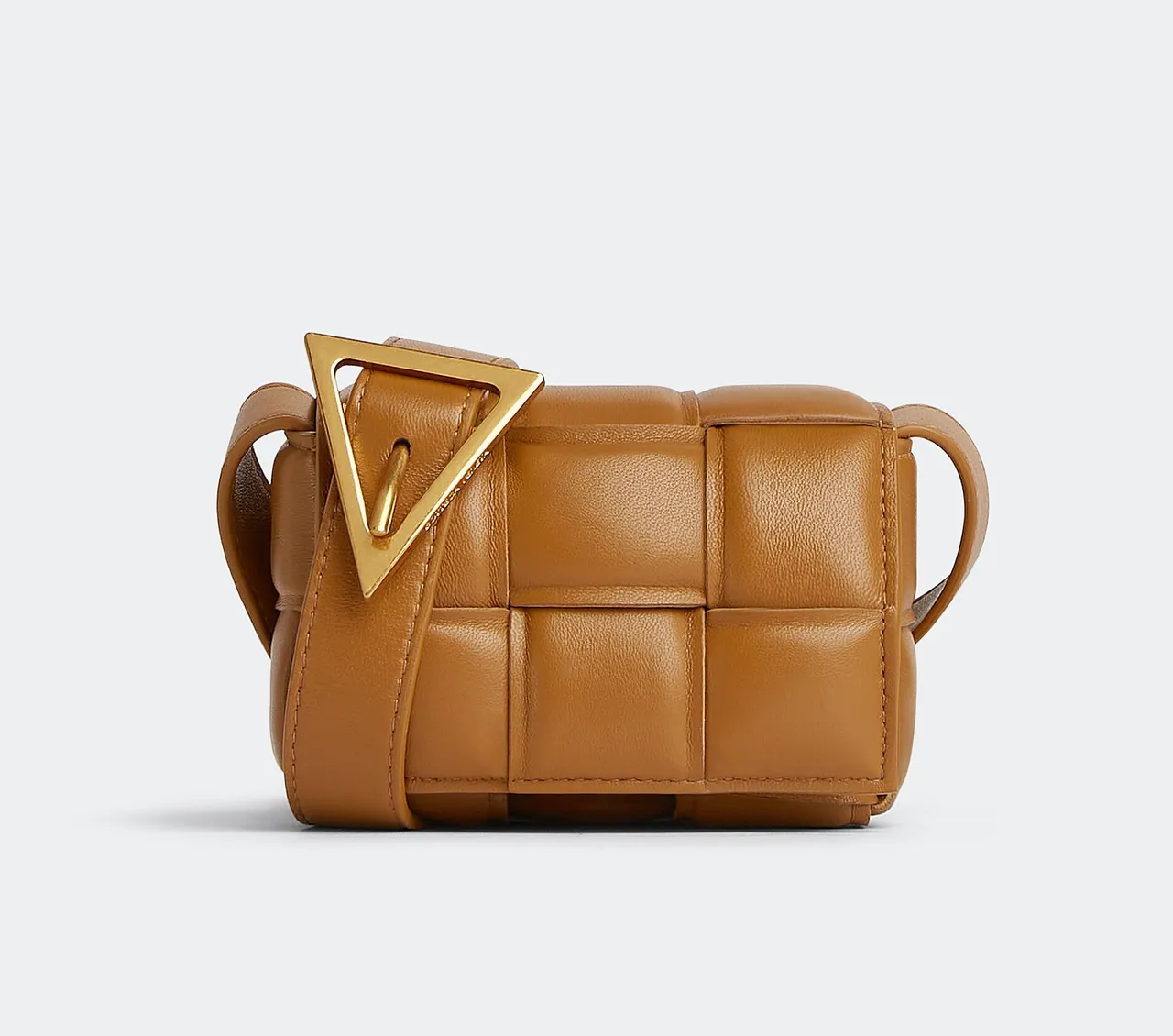 Candy Padded Cassette焦糖棕色肩背包,6萬7500元。品牌提供