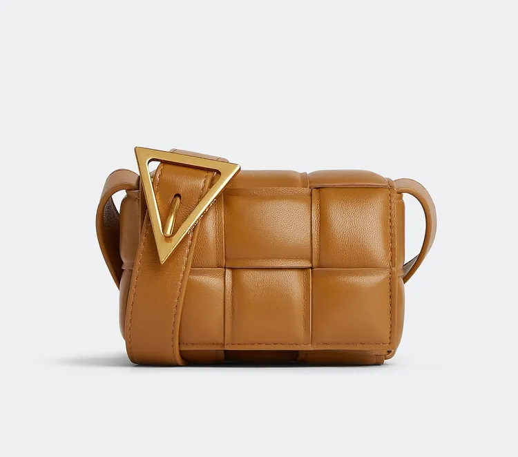 Candy Padded Cassette焦糖棕色肩背包，6萬7500元。品牌提供