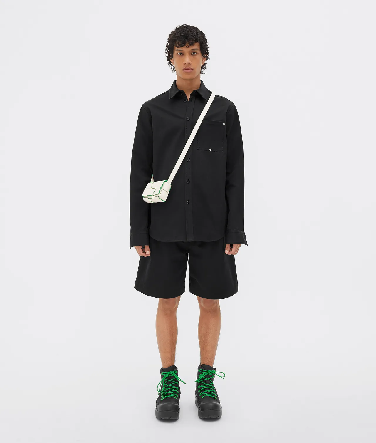 Candy Cassette鸚鵡綠勾邊白色斜背包,4萬7500元。品牌提供