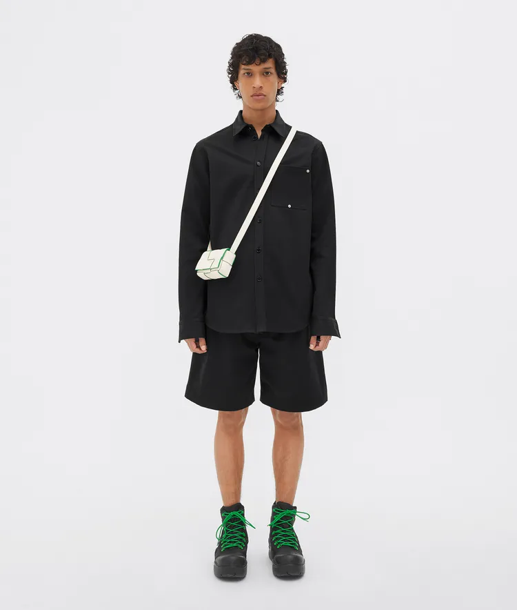 Candy Cassette鸚鵡綠勾邊白色斜背包，4萬7500元。品牌提供