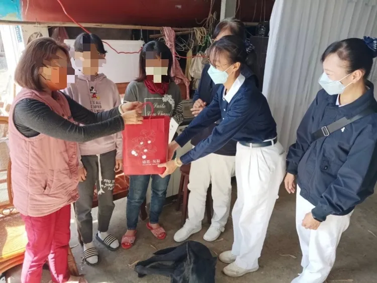 慈濟高雄分會人員到少女家關懷，她養的小黑狗踡曲在地上。讀者提供